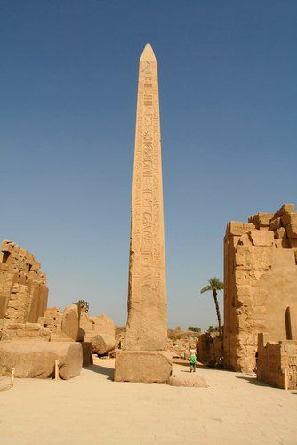 Obelisk Mesir sebagai gnomon jam Matahari